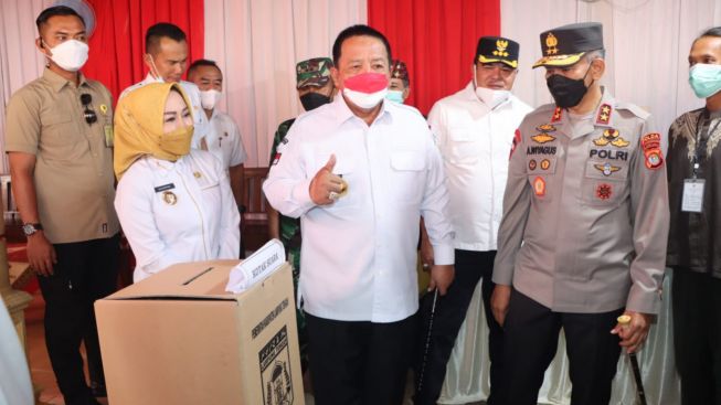 Gubernur Arinal Tinjau Penggunaan E-Voting Pilkakam di Lamteng