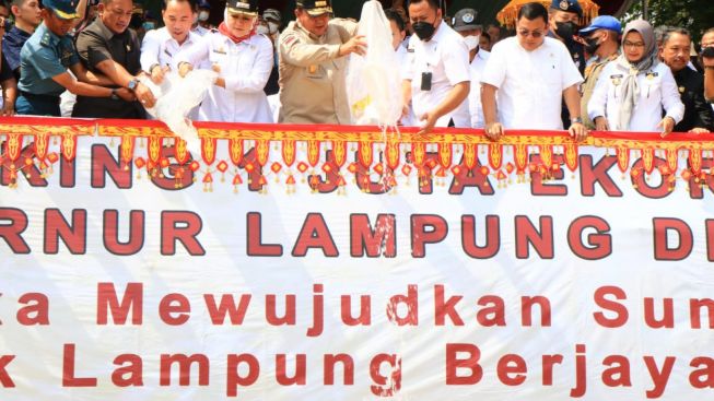 Pulihkan Sumber Daya Ikan Lampung,Gubernur Arinal Sebar 1 Juta Benih Ikan di Sungai Tulangbawang