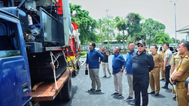 PT. Bukit Asam Serahkan Bantuan Kendaraan Combine Harvester  dan Mobil Ambulan VIP untuk Provinsi Lampung