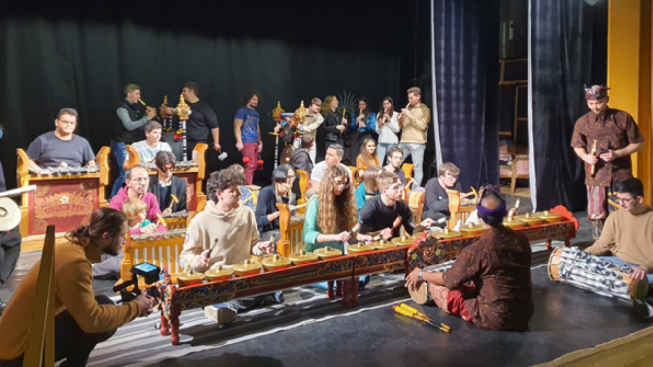 ISI Denpasar Gelar Workshop Gamelan dan Melukis untuk Mahasiswa di Bucharest