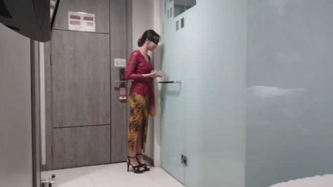 Pria Pemeran Video Asusila 'Kebaya Merah' Terkuak dari Tato Mahkota