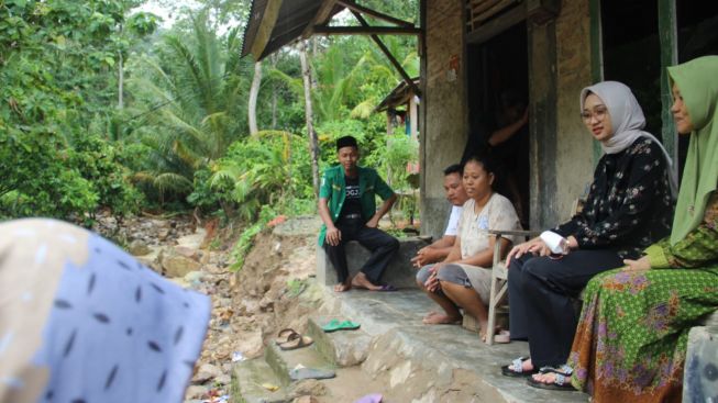 Senator Jihan Kunjungi Dua Kampung Terdampak Banjir di Pesawaran