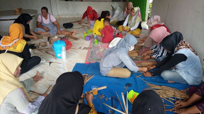 Forum Sebar Gelar Pelatihan Pembuatan Tas Anyaman