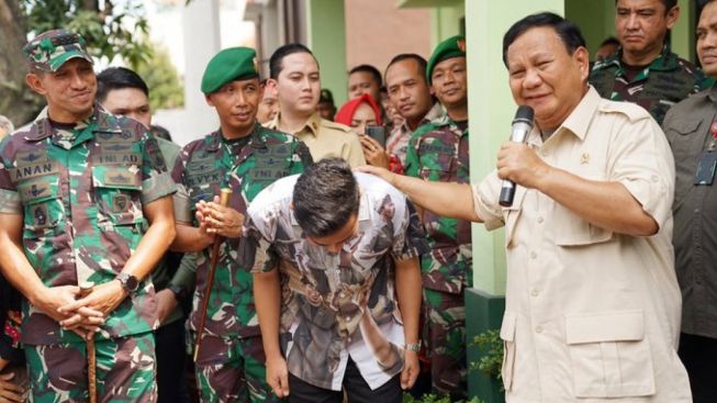 Gibran Bungkuk Badan di Depan Prabowo, Disambut Wajah Masam Anggota TNI, Publik: Yang Lain Pada Nggak Simpati