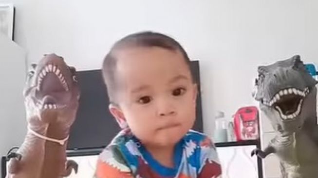 Rayyanza Cuma Jalan-jalan Sore Tapi Bawa Fotografer, Warganet: Bayi Sultan Beda