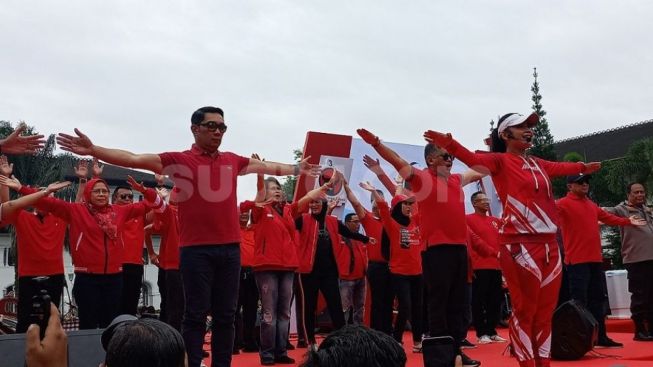 Kumaha Atuh, Kang Emil Pakai Kaus Merah Ramaikan Acara Senam Bersama PDIP di Bandung