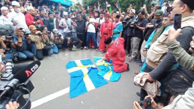 Cara PA 212 Balas Aksi Bakar Alquran: Bakar Balik Bendera Swedia!