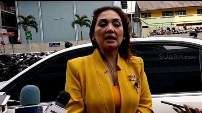 Nia Daniati Ungkap Alasan Jatuh Cinta dengan Farhat Abbas, Warganet: Pilihan yang Tepat Buat Berpisah