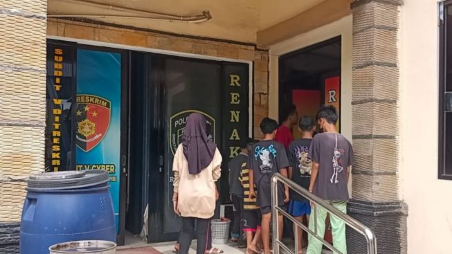 Jadi Tersangka Pelecehan Seksual 17 Bocah di Jambi, Ibu Muda Laporkan Balik ke Polisi: Mengaku Diperkosa 8 Anak
