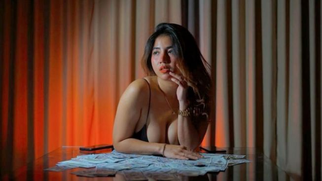 Threesome Bareng Pejabat dan Artis SC, Angellabee Cewek Open BO Dipaksa Main Kasar alias BDSM