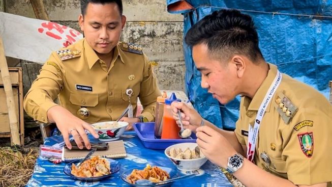 Gibran Dipuji Ganteng saat Foto Candid Bareng Bupati Kendal, Warganet: Jangan Pede Dulu Mas