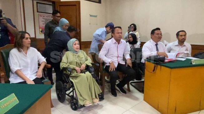 Venna Melinda Absen di Sidang Cerai Pertama, Rombongan Keluarga Ferry Irawan Penuhi Pengadilan