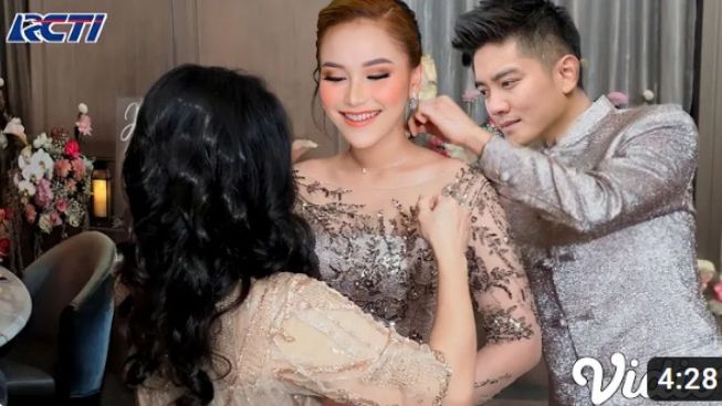CEK FAKTA: Boy William Resmi Melamar Ayu Ting Ting, Ditayangkan Live!