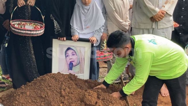 Bakteri dan Penumpukan Lendir di Paru Membawa Nani Wijaya Berpulang