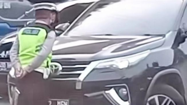 CEK FAKTA: Toyota Fortuner Seruduk Polisi di Traffic Light Cengkareng Barat karena Tidak Mau Diberhentikan