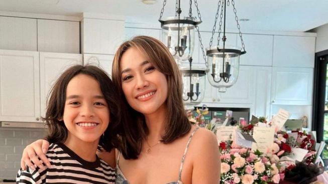 Bunga Citra Lestari Ultah ke-40, Berangkulan dengan Fotokopi Masa Kecilnya