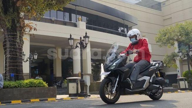 Hotman Paris Nyaris Kehilangan Isi Dompet Senilai 2 Unit Honda ADV 160, Penolongnya OB Jujur