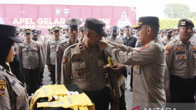 Jaga Keamanan dan Ketertiban Lingkungan di Kawasan Permukiman, Kapolres Metro Jakarta Timur Melantik Polisi RW