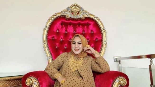 Sultan Abis! Mira Hayati Pemilik Tas Emas Rp515 Juta Sawer Vino G Bastian, Bikin Netizen Melongo