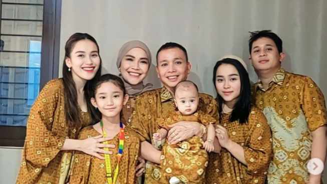 Ayu Ting Ting Foto Bareng Keluarga, Penampilan Ayah Rozak Dipuji Cantik: Dandan Ya?