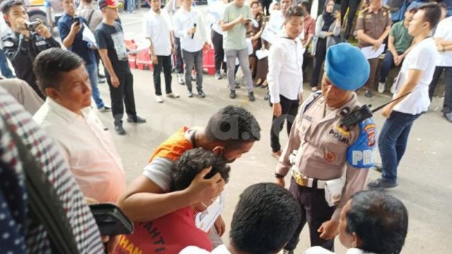 AKBP Achiruddin Hasibuan Peluk Putranya saat Rekonstruksi, Bentak Wartawan Karena Dipotret