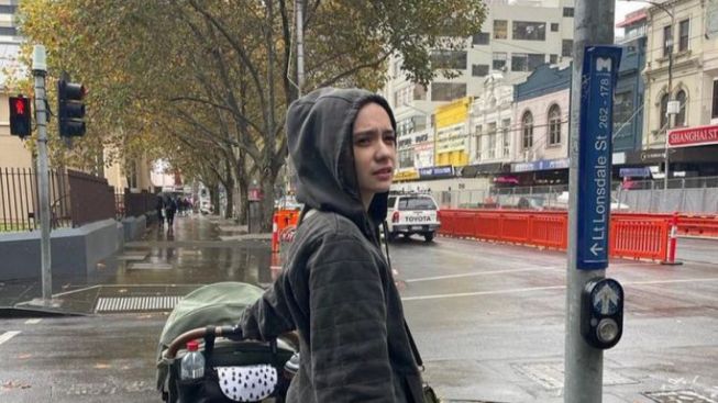 Putri Anne Diduga Berhubungan Dekat dengan Cowok Bule, Gercep Like Postingannya