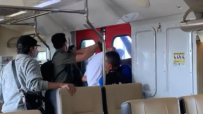 Viral Insiden Kepala Penumpang Kejepit Pintu KA YIA, Netizen Heran: Sensornya Gimana Ya Itu?