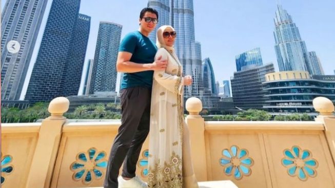 Gegara Pakaiannya di Dubai, Reino Barack dan Syahrini Disebut Pasangan Jorok: Enggak Kebayang Baunya