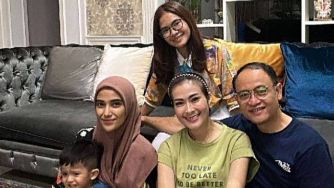 Iis Dahlia Posting Foto Bareng Keluarga, Tangan Satrio Dewandono Disorot: Kok di Paha Salsha