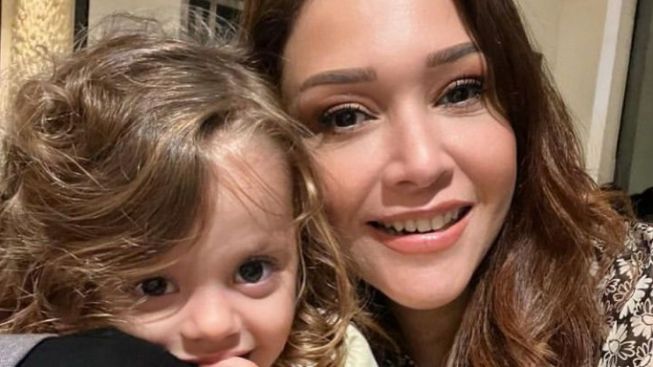 Maia Estianty Unggah Foto Bareng Bayi Bule, Warganet: Kode Alam Mau Tambah Anak Bun?