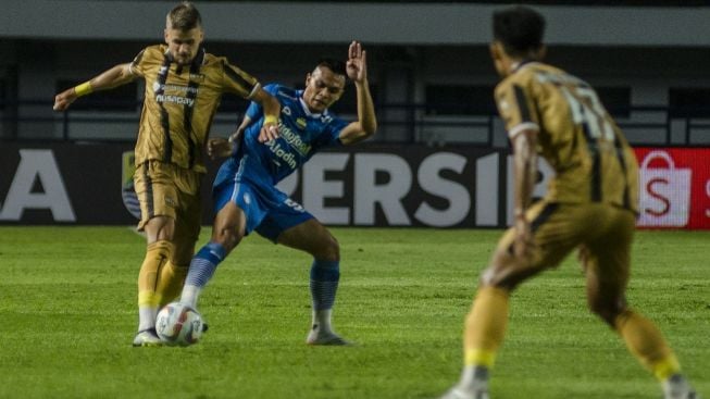 Tekel Dua Kaki Asep Berlian ke Pemain Persib Tak Dikartu, Skandal Wasit Terbaru Liga 1