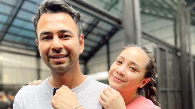 Awalnya Cuma Dadah-dadah, Raffi Ahmad Tarik Tangan Nagita Slavina Demi Salaman dengan Pedagang