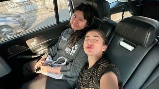 Ussy Sulistiawaty Unggah Foto Ala Gen Z Bareng Anak Sulung, Netizen: Eling, Mpun Sepuh