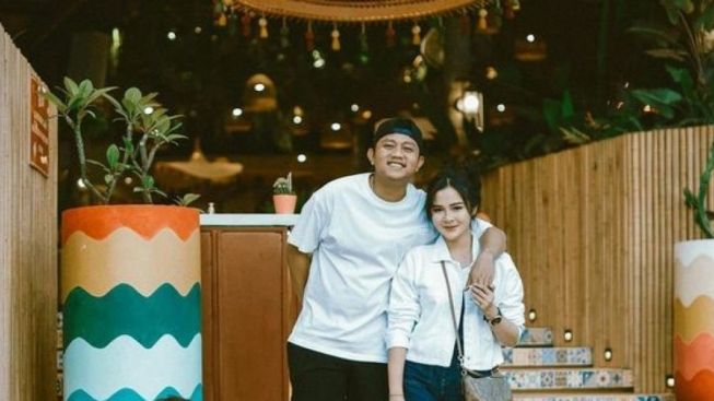 Pernah Dikira Hamil Duluan, Momen Istri Denny Caknan Elus Perut Saat Ngunduh Mantu Jadi Omongan