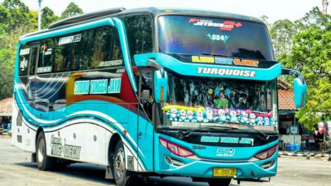 Ternyata Ini Alasannya Kenapa Banyak Pajangan Boneka di Bagian Depan Bus
