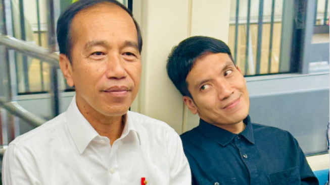 Desta Unggah Foto Bareng Jokowi,  Ekspresi Presiden Disorot Netizen: Kayak Takut Dideketin Botuna