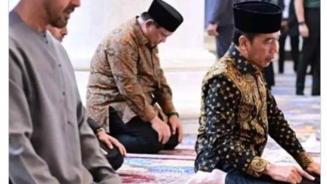 Beredar Foto Prabowo Salat Bareng Jokowi, Posisi Duduk Jadi Perdebatan
