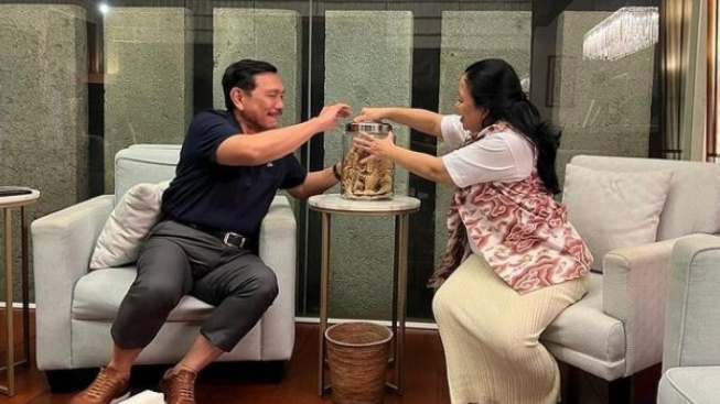 Foto 'Rebutan Rempeyek' Bareng Puan Maharani, Luhut Buka-bukaan Isi Obrolan: Dia Minta Pendapat Saya..