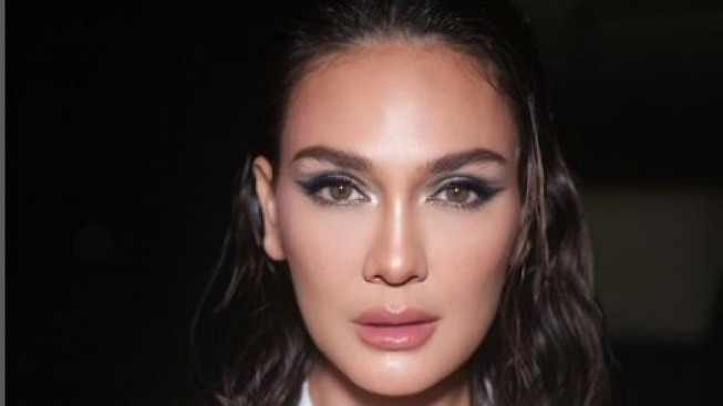 Luna Maya Ngereog Dikasih Gift, Nyindir Artis Live di TikTok Demi Saweran Rose dan Kon