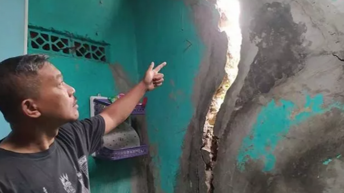 Rumah warga retak parah akibat pengerjaan kereta cepat [Suara.com]