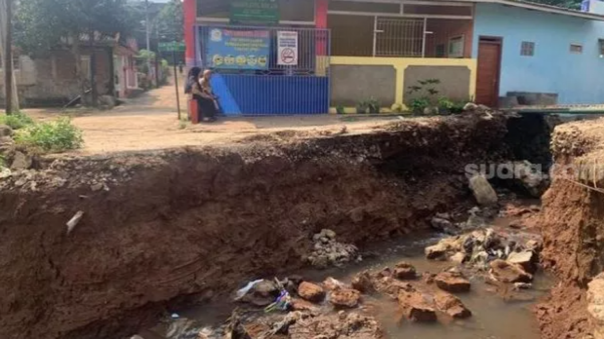 Akses jalan menuju sekolah terputus akibat proyek kereta cepat [Suara.com]