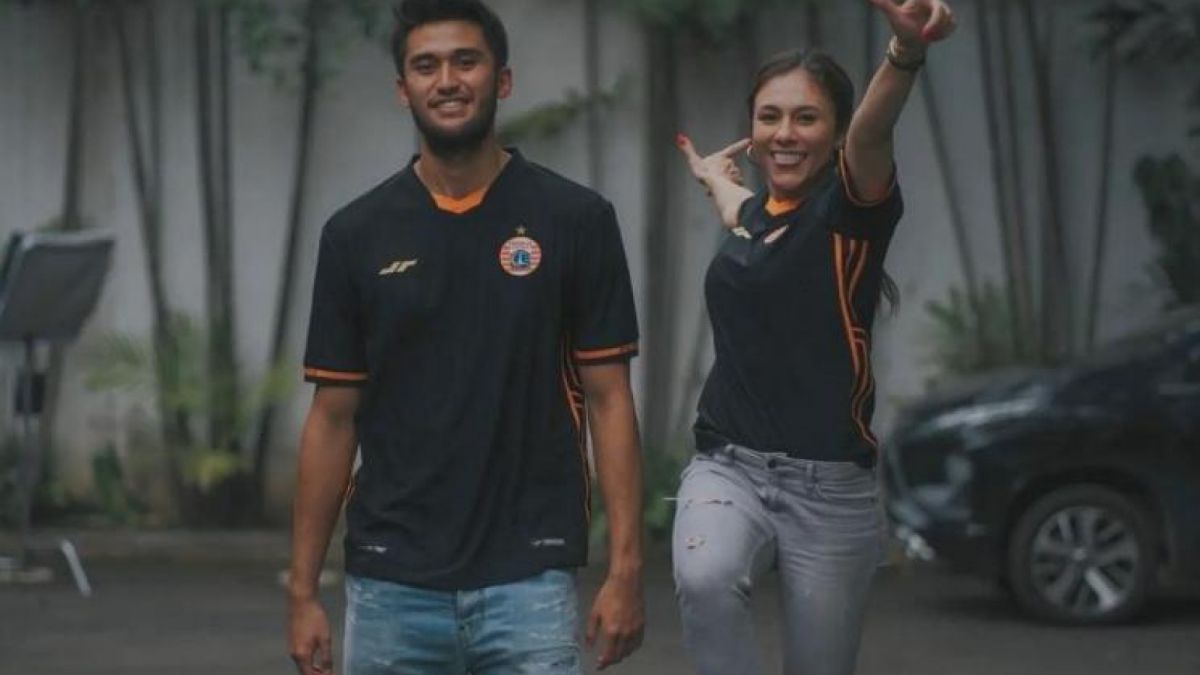 Sabda Ahessa dan Wulan Gurino pakai Jersey Persija. [Instagram]