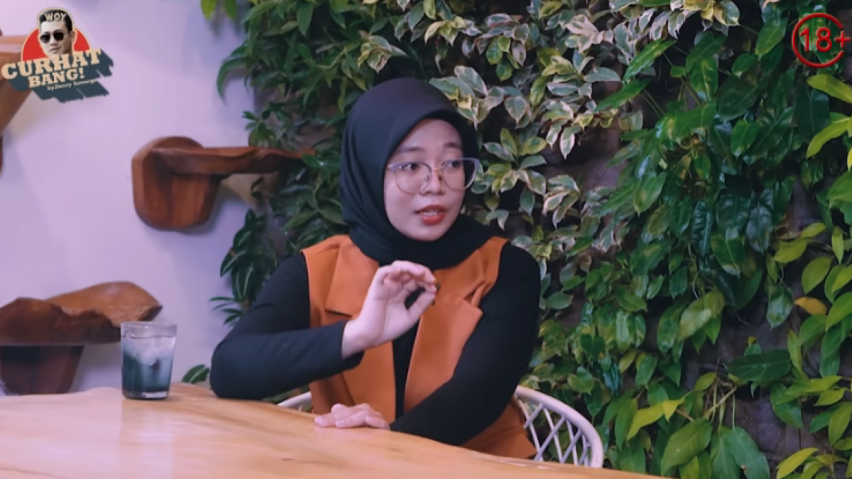 Norma Risma menceritakan perselingkuhan menantu dan mertua di podcast Denny Sumargo. [YouTube/Denny Sumargo]