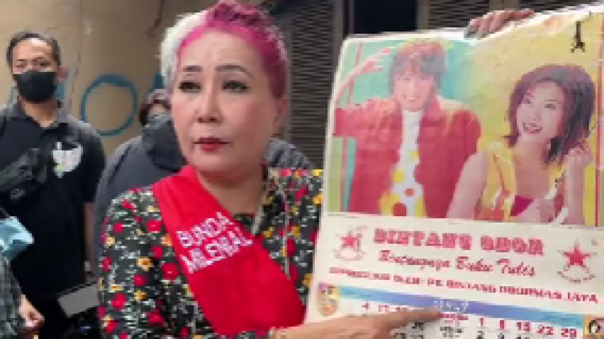 Bunda Milenial memperlihatkan kalender 2003 yang menjadi bukti rumah Tiko dan Ibu Eny terbengkalai 20 tahun. [TikTok]