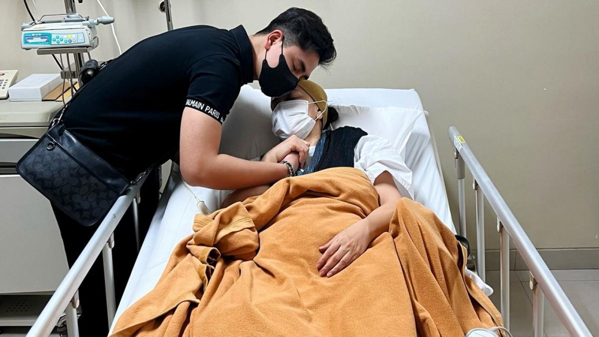 Athalla Naufal mengunjungi ibundanya, Venna Melinda yang dirawat di rumah sakit. [Instagram/@athallanaufal7]