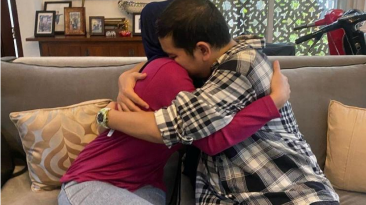 Aldila Jelita dan Indra Bekti berpelukan. [Instagram/@indybarends]