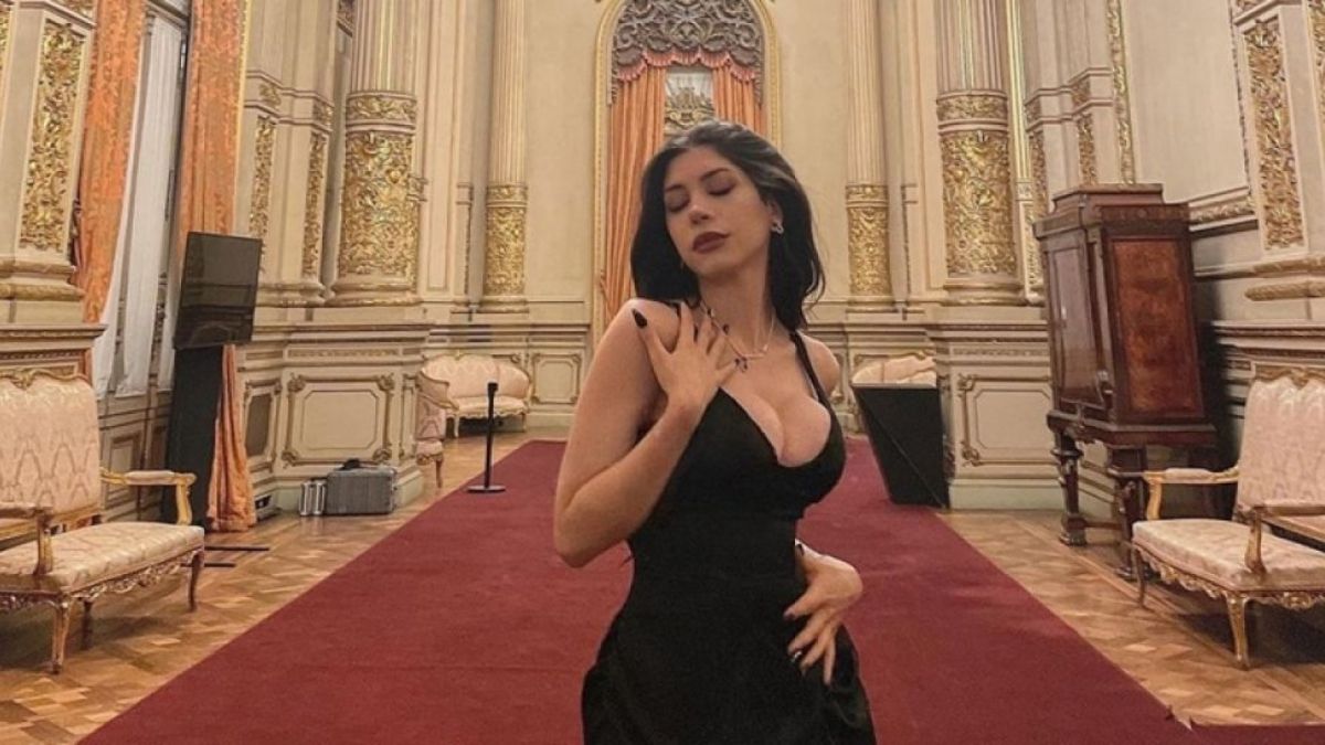 7 Potret Seksi Sofi Maure, Wanita yang Nikahi Diri Sendiri Lalu Cerai Sehari Kemudian