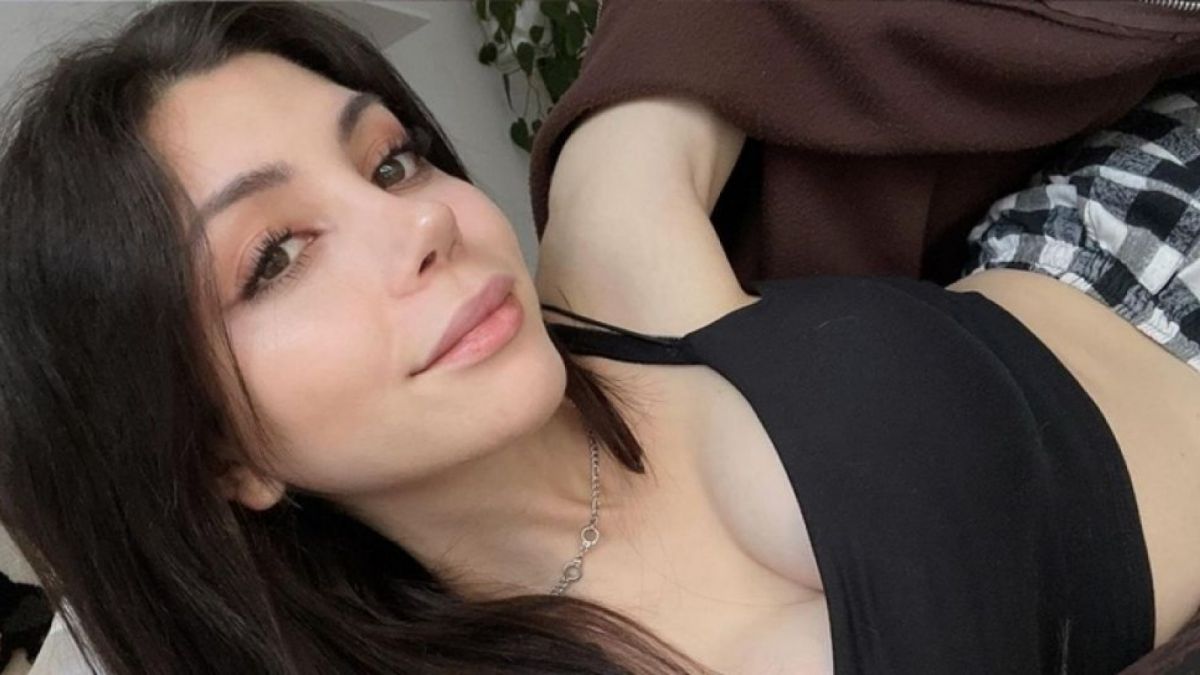 7 Potret Seksi Sofi Maure, Wanita yang Nikahi Diri Sendiri Lalu Cerai Sehari Kemudian