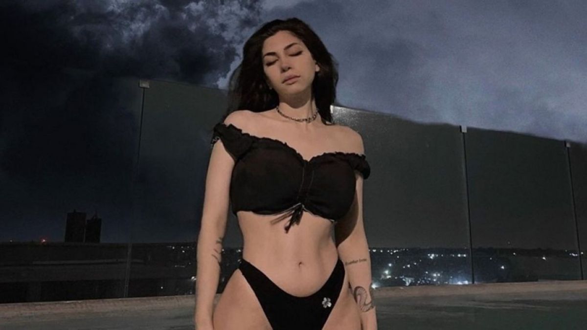 7 Potret Seksi Sofi Maure, Wanita yang Nikahi Diri Sendiri Lalu Cerai Sehari Kemudian