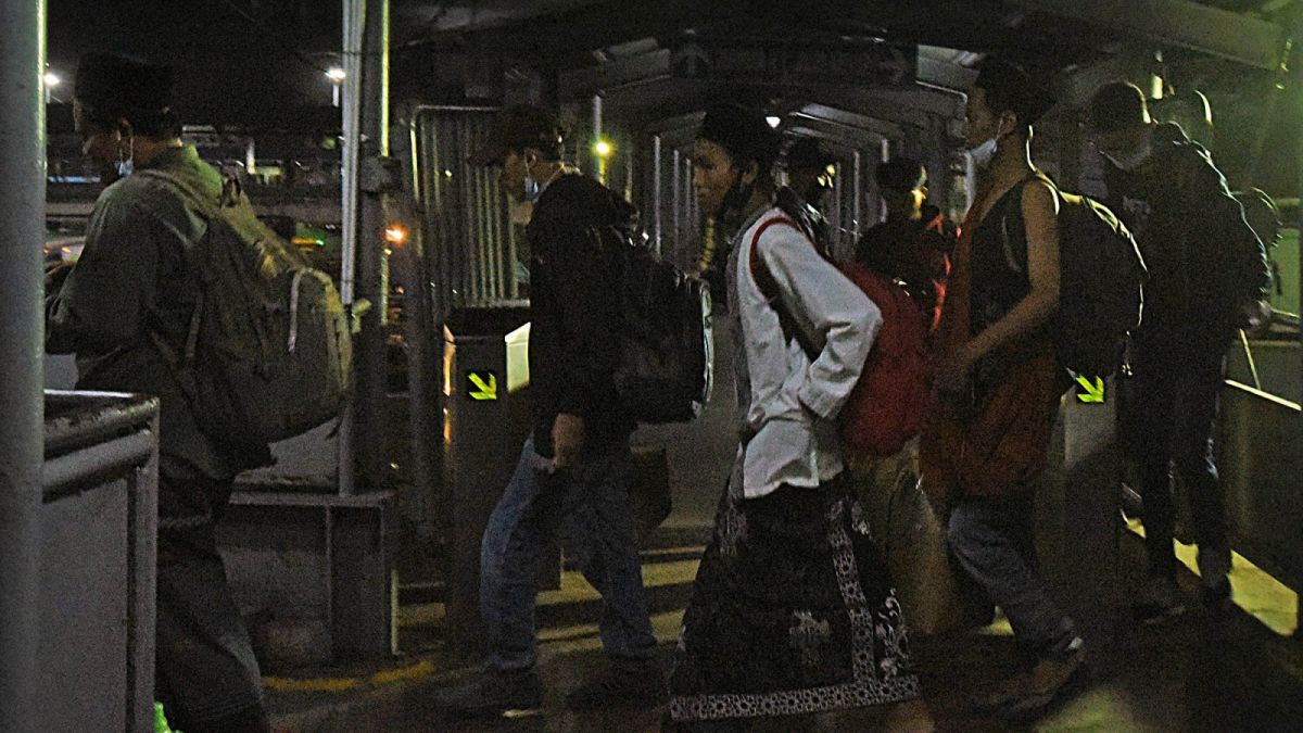 ILUSTRASI pelabuhan Merak- Sejumlah calon penumpang yang akan menyeberang ke Sumatera antre masuk ke kapal ferry di Pelabuhan Merak Banten. [ANTARA FOTO/Asep Fathulrahman]